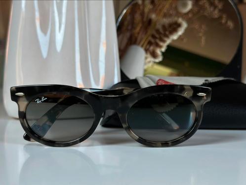 Ray-Ban, Handtassen en Accessoires, Zonnebrillen en Brillen | Dames, Zo goed als nieuw, Zonnebril, Ray-Ban, Grijs, Ophalen of Verzenden