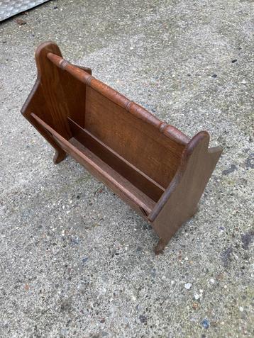 Houten kranten of tijdschriften mandje. beschikbaar voor biedingen