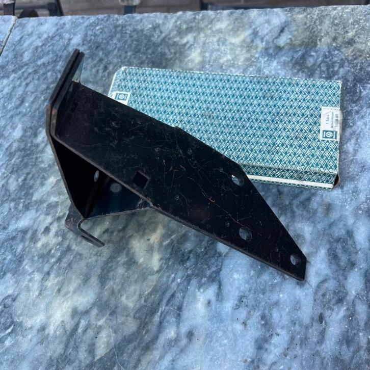 VW NOS Type 4 Bumperbeugel achter links 71-73, Auto diversen, Auto-accessoires, Zo goed als nieuw, Ophalen of Verzenden