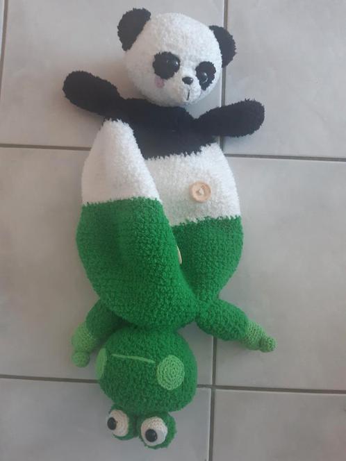 2 in 1 knuffel - panda en kikker - haakwerk, Kinderen en Baby's, Speelgoed | Knuffels en Pluche, Zo goed als nieuw, Kikker, Ophalen of Verzenden