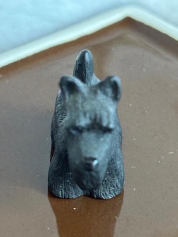 Zwart-witte miniatuur zwarte hond voor raam   beschikbaar voor biedingen