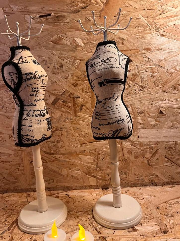 Paspopjes om oorbellen aan te hangen, Handtassen en Accessoires, Oorbellen, Zo goed als nieuw, Ophalen