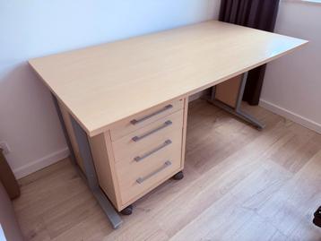 Bureau met ladeblok beschikbaar voor biedingen