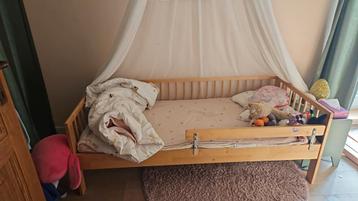 Vol houten Peuterbed. 1m60 op 70cm kinderbed. beschikbaar voor biedingen