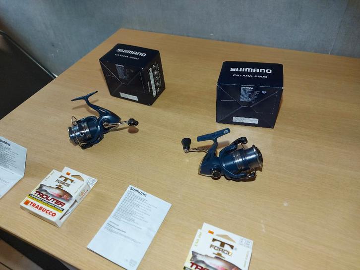 2 X Shimano Catana FE 2500 + Nylon Trabucco 0.20 5.6kg, Watersport en Boten, Hengelsport | Roofvissen, Zo goed als nieuw, Molen