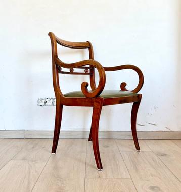 Vintage stoel beschikbaar voor biedingen