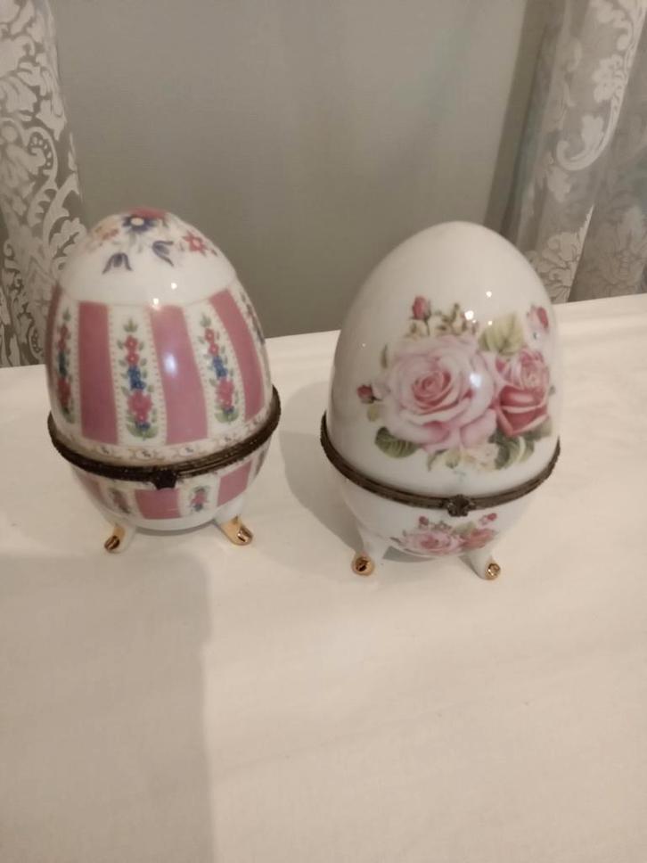 2 porseleinen eieren. Faberge stijl. WJ., Antiquités & Art, Antiquités | Porcelaine, Enlèvement ou Envoi