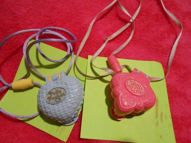 Lot 2 colliers médaillons Bluebird Polly Poket , vintage, Verzamelen, Poppetjes en Figuurtjes, Zo goed als nieuw, Ophalen