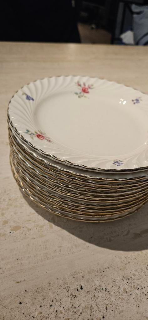 Lot 12 assietes en porcelaine à motif florale et dorure, Enlèvement