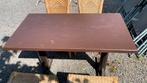 Houten tafel voor binnen of buiten en 4 rieten stoelen, Ophalen, Zo goed als nieuw
