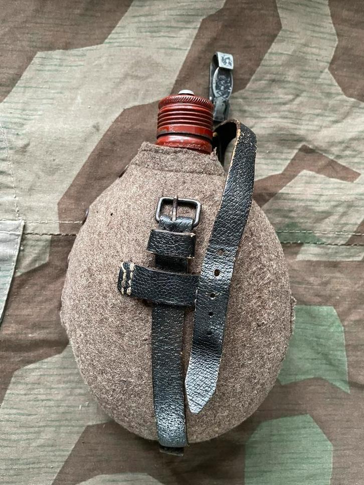 Laatoorlogse rood geëmailleerde Veldfles Duits WW2, Verzamelen, Militaria | Tweede Wereldoorlog, Landmacht, Overige typen, Verzenden