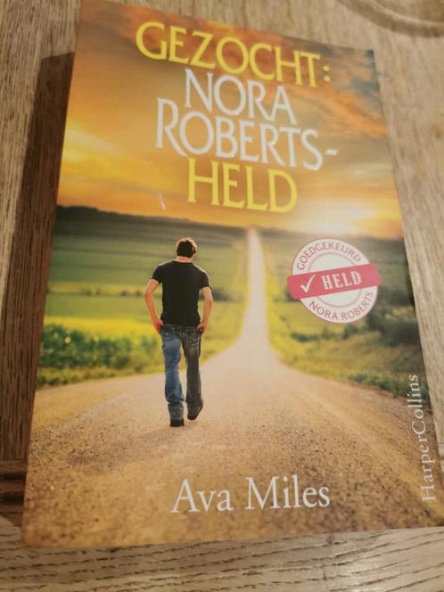 Ava Miles - Gezocht: Nora Roberts-held, Boeken, Literatuur, Zo goed als nieuw, Ophalen of Verzenden