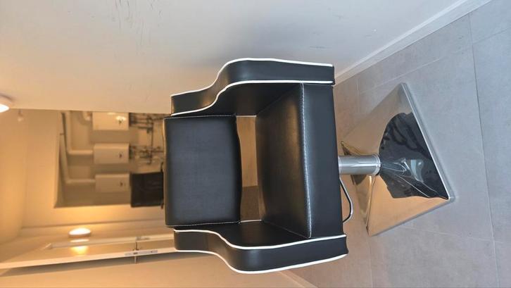 Twee kappersstoelen te koop – bijna nieuw (€250 per stuk), Zakelijke goederen, Kantoor en Winkelinrichting | Kantoormeubilair en Inrichting