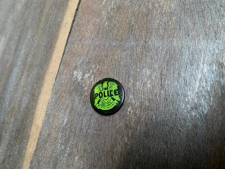 The Police mini badge 25mm vintage ’70s Original US, Collections, Musique, Artistes & Célébrités, Utilisé, Autres types, Envoi