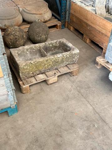 Mooie kleine oude trog in franse steen beschikbaar voor biedingen