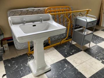 Antieke lavabo + voet en vintage ziekenhuisbed + nachtkastje beschikbaar voor biedingen