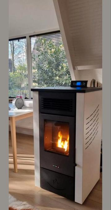  Nouveau poêle à granulés de 15,5 kW. Garantie de 5 h. Livra disponible aux enchères