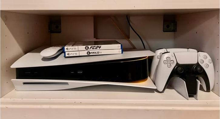 PS5 Disc | 2 Controllers + Sony Charging Station + Remote, Games en Spelcomputers, Spelcomputers | Sony PlayStation 5, Zo goed als nieuw