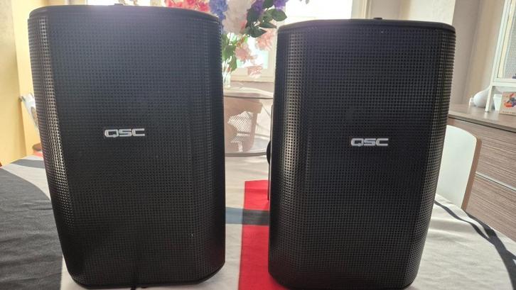 2 QSC AD-S52-luidsprekers, Audio, Tv en Foto, Luidsprekerboxen, Zo goed als nieuw, Overige typen, 60 tot 120 watt, Overige merken