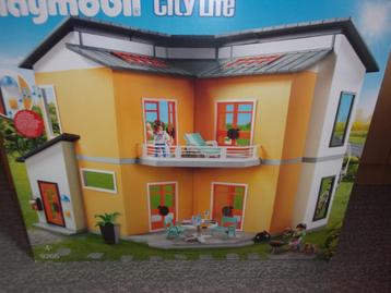 PLAYMOBIL gemeubelde moderne villa. (8 sets) disponible aux enchères