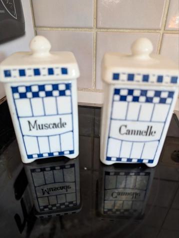 Très anciens pots à épices  beschikbaar voor biedingen