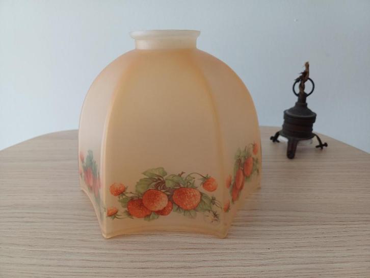 Antieke lampenkap in opalineglas met aardbeimotief, Antiek en Kunst, Antiek | Verlichting, Ophalen