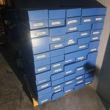 Magazijnbakken met tussenschotten beschikbaar voor biedingen