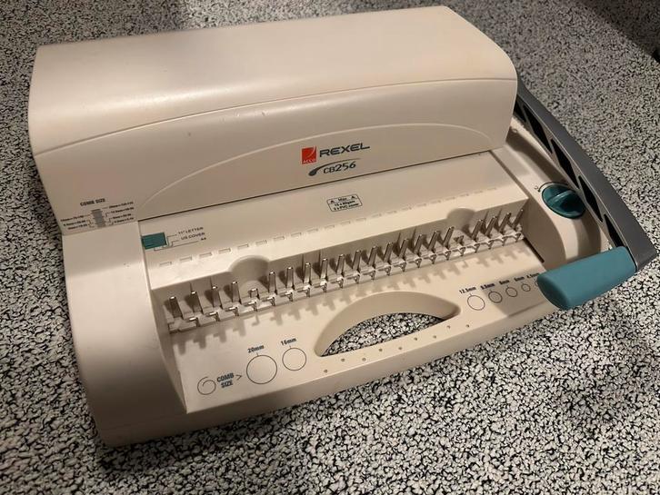 Complete Rexel inbindmachine, inclusief 3 dozen bindringen., Boeken, Overige Boeken, Zo goed als nieuw, Ophalen of Verzenden