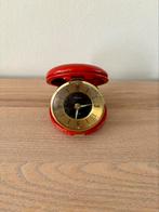 Reiswekker van west Germany in rood lederen case , vintage, Antiquités & Art, Antiquités | Horloges, Enlèvement ou Envoi