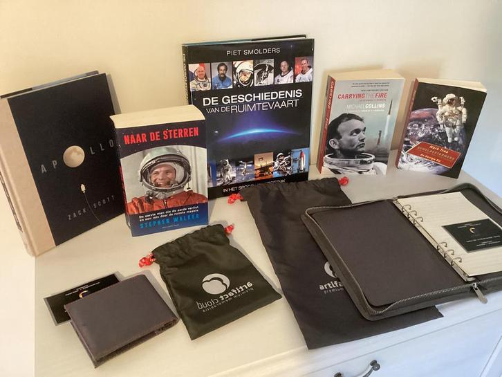 Ruimtevaart items - boeken, Verzamelen, Luchtvaart en Vliegtuigspotten, Zo goed als nieuw, Boek of Tijdschrift, Ophalen of Verzenden