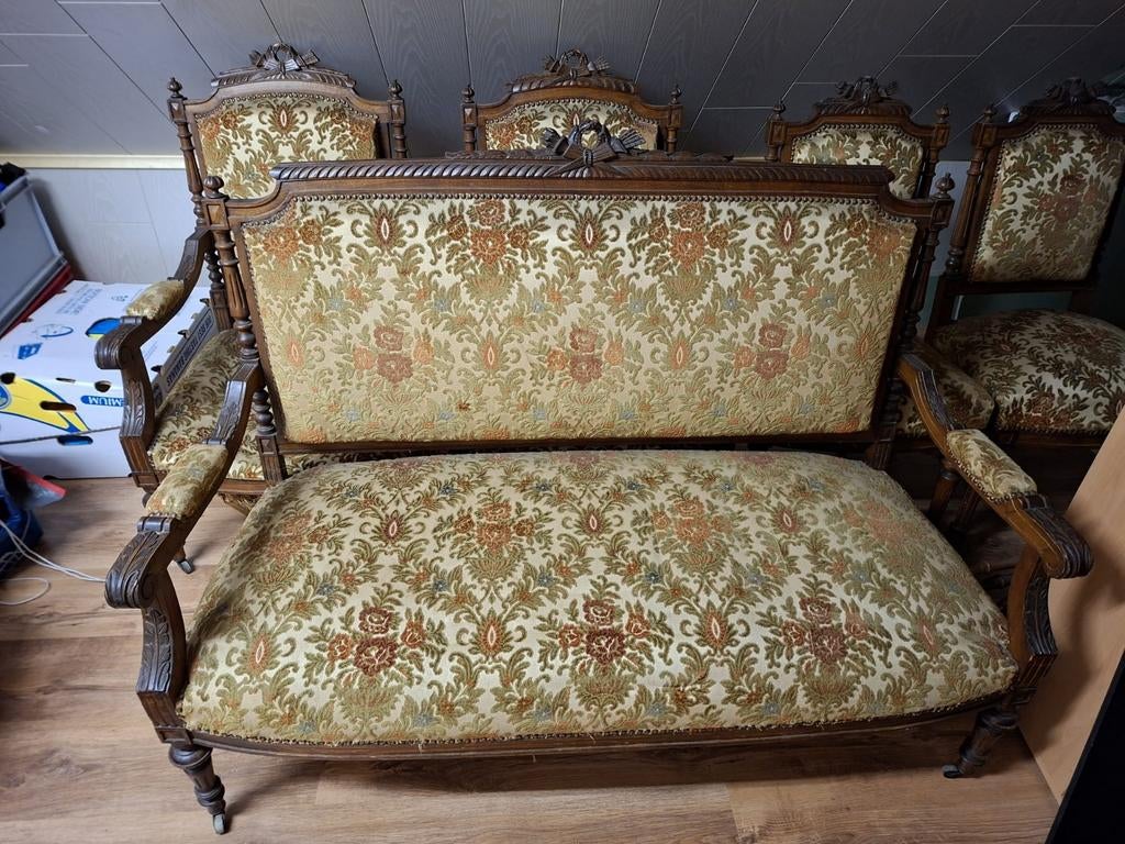 Antiek salon om op te maken, Ophalen