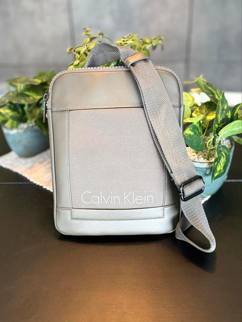 Nieuwe Calvin Klein Schoudertas (Kaki), Handtassen en Accessoires, Tassen | Schoudertassen, Zo goed als nieuw, Overige merken
