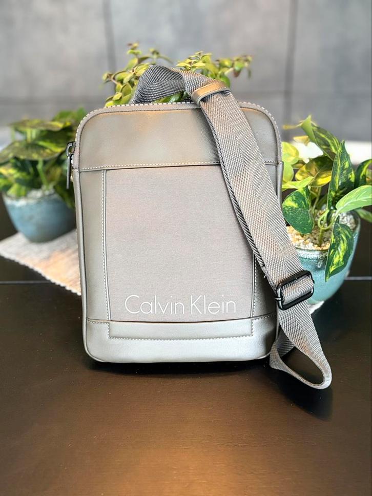 Nieuwe Calvin Klein Schoudertas (Kaki), Handtassen en Accessoires, Tassen | Schoudertassen, Zo goed als nieuw, Overige merken