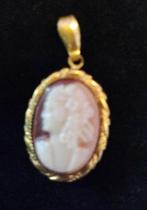 Ancien pendentif camée profil de femme. Bordures dorées., Handtassen en Accessoires, Antieke sieraden, Hanger, Ophalen