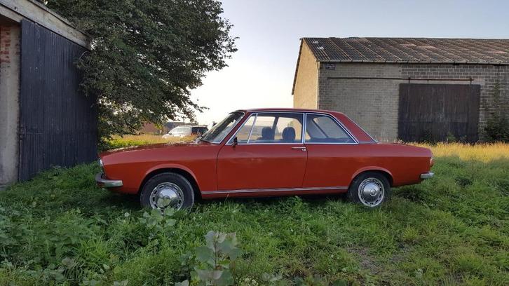 Audi 100 oldtimer, Auto's, Oldtimers, Particulier, Audi, Benzine, Berline, 2 deurs, Handgeschakeld, Rood, Zwart, Stof, Voorwielaandrijving