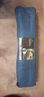 Campingbed met zelfopblaasbare matras, Ophalen, Zo goed als nieuw