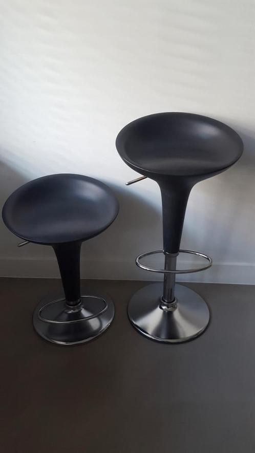 Diverse BOMBO MAGIS barkrukken(antraciet/wit&grijs metallic), Huis en Inrichting, Barkrukken, Zo goed als nieuw, 60 tot 90 cm