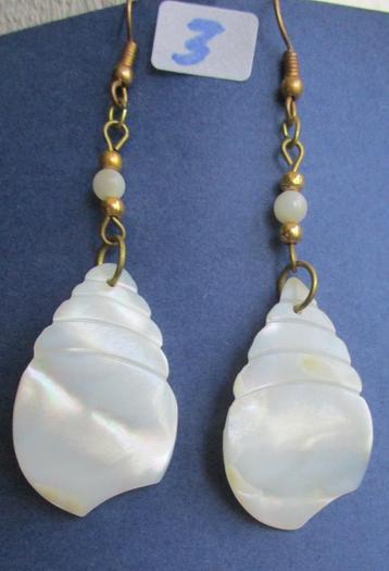 O2-3: Oorbel Parelmoer- Hang- 4¼ cm. lang en 2 cm. breedt beschikbaar voor biedingen