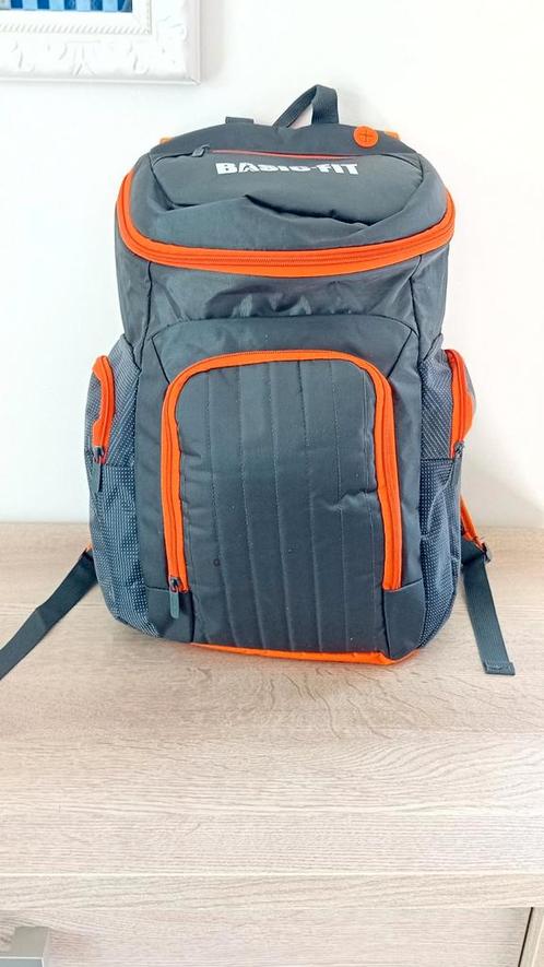 Basic Fit rugzak, Handtassen en Accessoires, Tassen | Rugtassen, Zo goed als nieuw, Overige merken, 25 tot 40 cm, 45 tot 60 cm