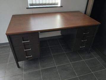 Bureau tafel beschikbaar voor biedingen
