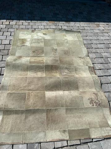 Tapijt van huid blond / wit beschikbaar voor biedingen
