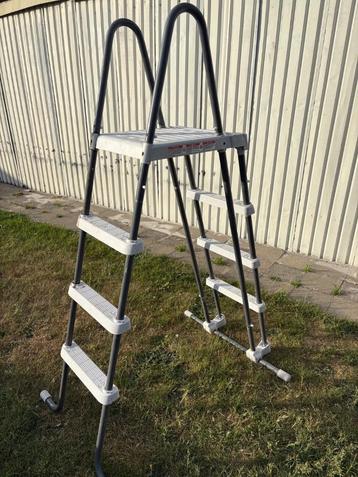 Zwembadladder beschikbaar voor biedingen