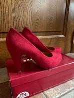 Suede rode hakken, Kleding | Dames, Schoenen, Ophalen, Zo goed als nieuw, Schoenen met hoge hakken, Rood