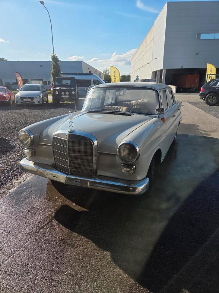 Mercedes benz w110 190 heckflosse, Auto's, Oldtimers, Particulier, Mercedes-Benz, Benzine, 4 deurs, Handgeschakeld, Zilver of Grijs