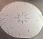 Hangeborduurde ronde tafellakenk, Hobby & Loisirs créatifs, Broderie & Machines à broder, Enlèvement, Comme neuf, Broderies à la main