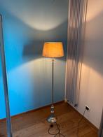 Staande lamp met beige kap, Huis en Inrichting, Lampen | Vloerlampen, Ophalen, Zo goed als nieuw