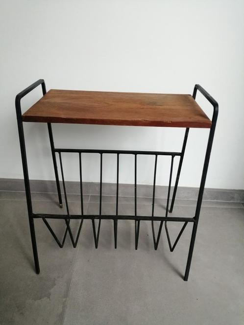 Leuke kranten/tijdschriftenhouder Vintage bijzettafeltje, Huis en Inrichting, Woonaccessoires | Krantenbakken en Lectuurbakken