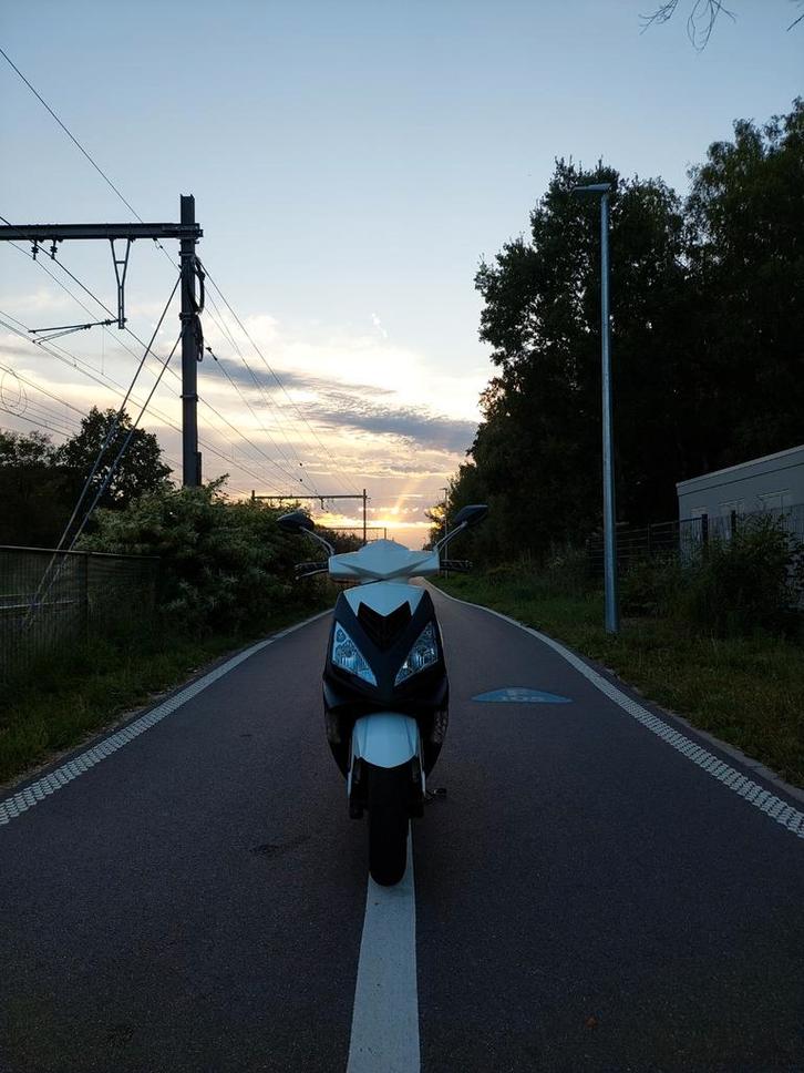 Intresse bieding met heel goed bod verkopen, Fietsen en Brommers, Scooters | Peugeot, Zo goed als nieuw, Speedfight, Klasse B (45 km/u)