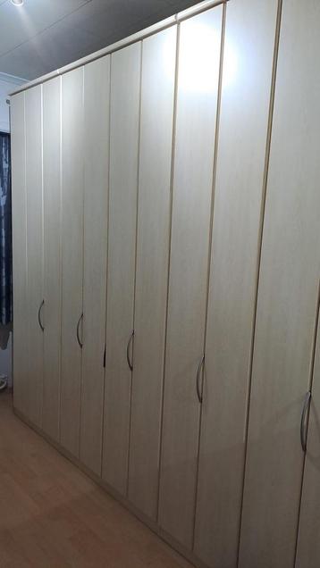 Kleerkast te koop beschikbaar voor biedingen