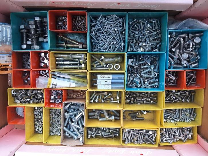 Lot bouten, moeren, pluggen & allerlei bevestigingsmateriaal, Doe-het-zelf en Bouw, IJzerwaren en Bevestigingsmiddelen, Zo goed als nieuw